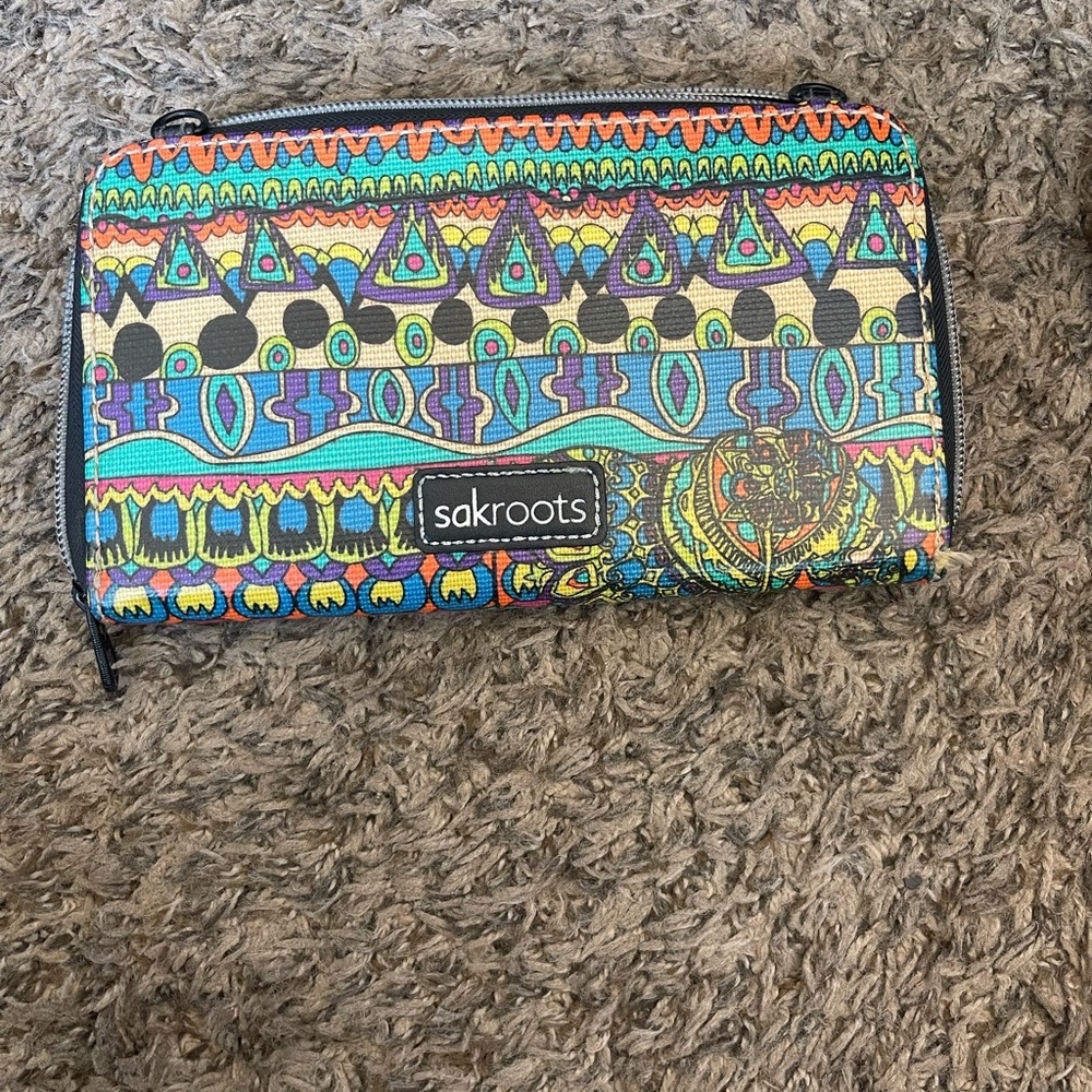 Nice wallet. Wonderful pattern. A little wear and tear.